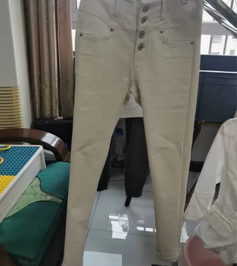 浅米色磨毛高腰牛仔裤。白富美的色系。几乎全...