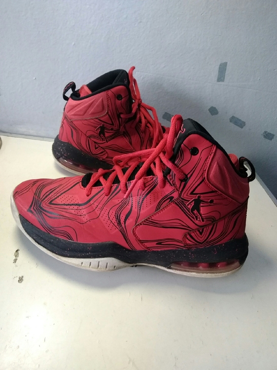 乔丹/42码，正品保证，已清洗，成色如图，...