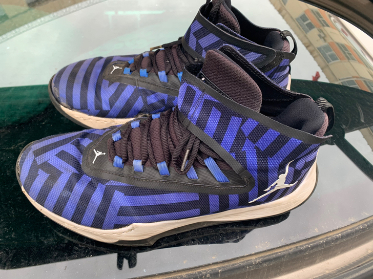 乔丹正品 开胶粘过 44码 可以打球