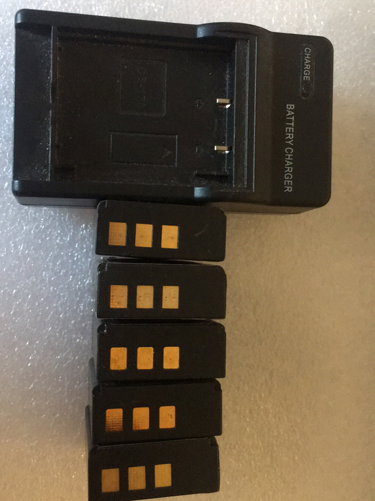 欧达数码相机电池五块+充电器一起清货。