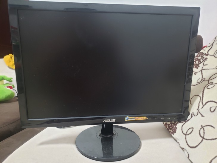 ASUS 19寸显示器，坏的。电源灯亮，闲...