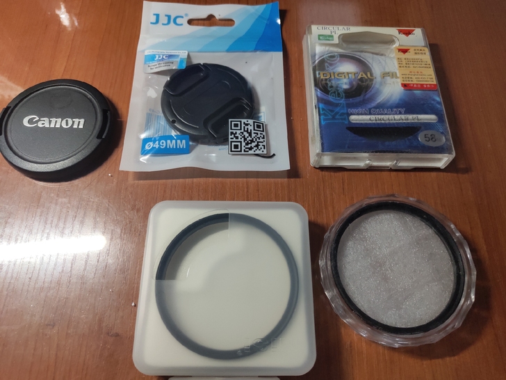 以前剩下的一些镜头盖，三个uv镜，58mm...