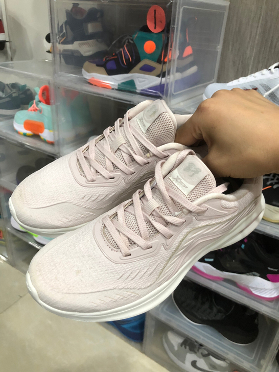 特步女款37码跑鞋样品一双