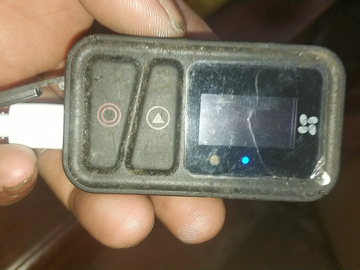 萤石相机遥控器，电池没有电，通电能开机。售...
