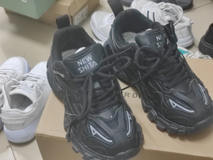 普通黑色女低帮运动鞋