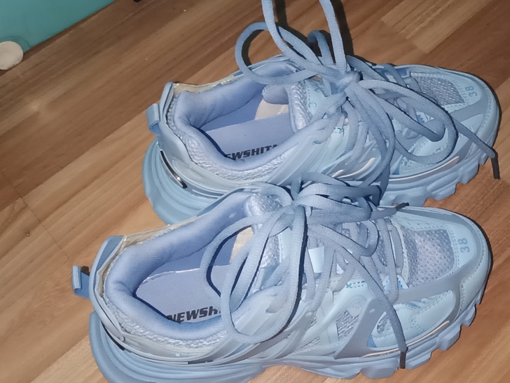 仅穿过三次，几乎全新，没有什么大的穿过痕迹...