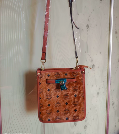 女士斜挎包。女包。看细节吧。 质量。细节。...