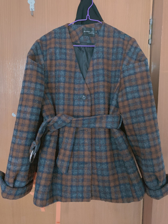 实物拍摄，苹果原相机，9成新 衣服很个性