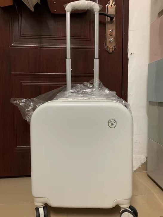 实体店不开了低价处理100个行李箱拉杆箱商...