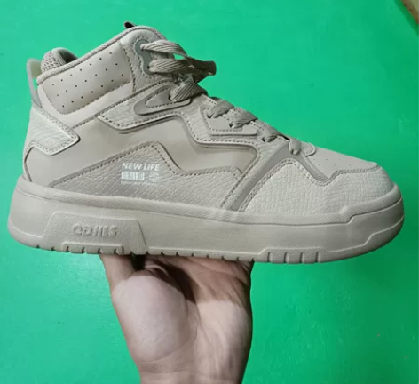 乔丹全新正品42.5码高帮软底板鞋一双，香...