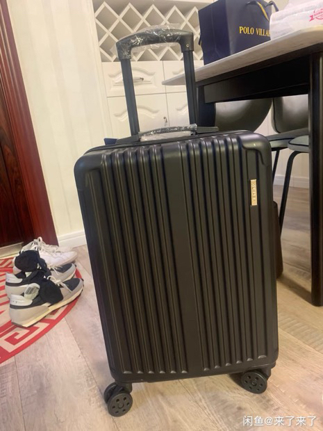 法国鲨鱼牌20寸拉杆箱, 办卡银行送的,