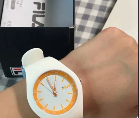 斐乐果冻手表，硅胶材质，很适合夏天戴颜色超...