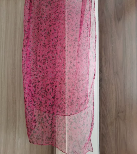 真丝围巾纱巾丝巾，几乎全新，第三图底边有一...