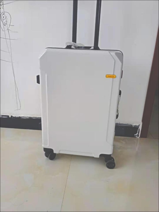 26寸跟28寸高端密码箱，特价出售，包邮到...