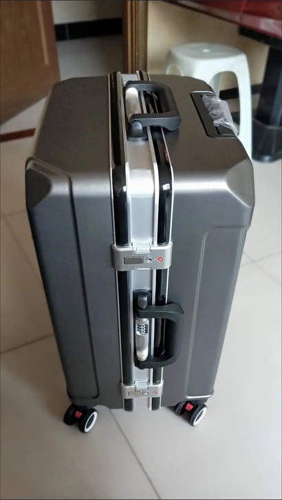 全新加厚铝框行李箱USB可充电时尚旅行箱商...