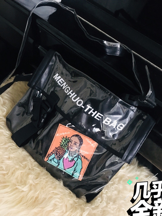 朋友香港带回来的，宽33，高27，不含背带...