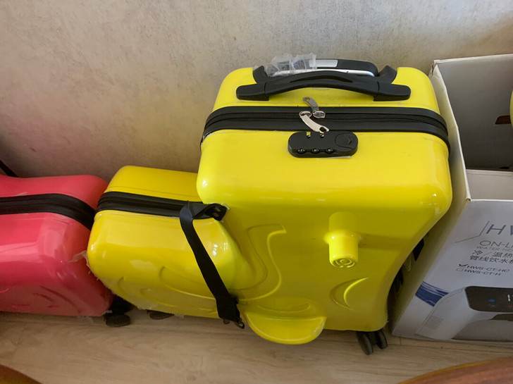 全新的旅行箱,有粉色,黄色,蓝色各一个!培...