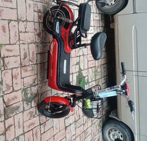 九成新电动车，电瓶都是新的，因搬家没地方放...