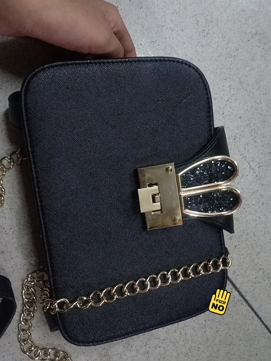 女士包包能装的挺多,19.9元包邮,有一个...