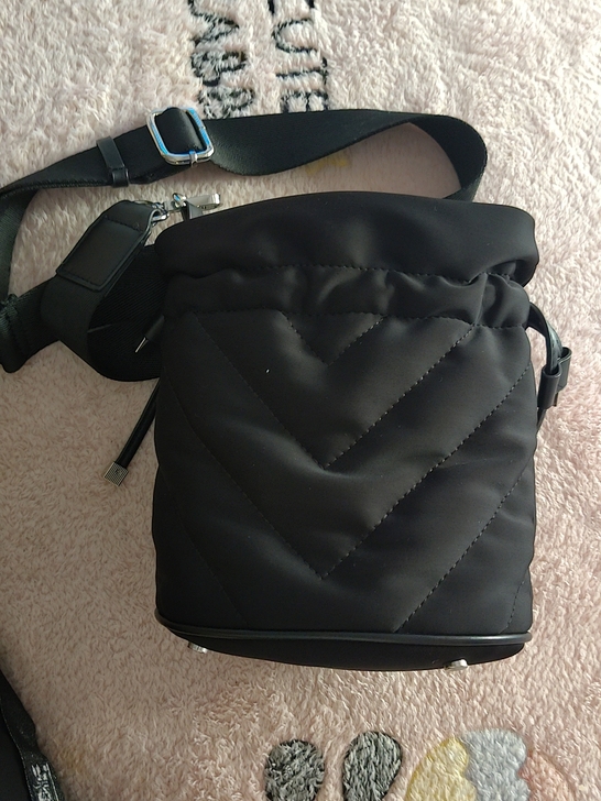 Zara水桶包,去年买的差不多四百,背过几...