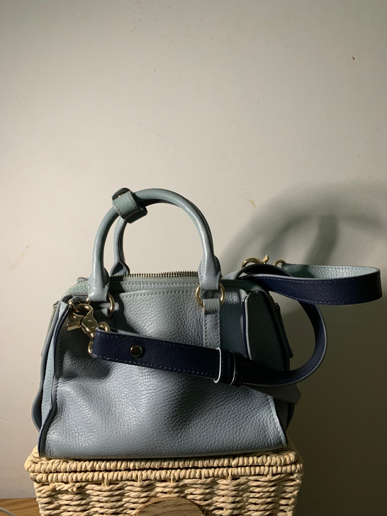 嘉里奥包包，八成新，分层多，年龄大了，不适...