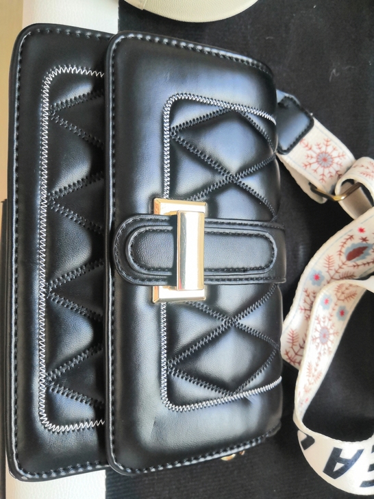 黑色，分层，PU皮包。9.0成新。