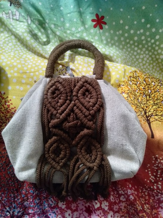 民族风手提包,手工编织的花型,个性好看。