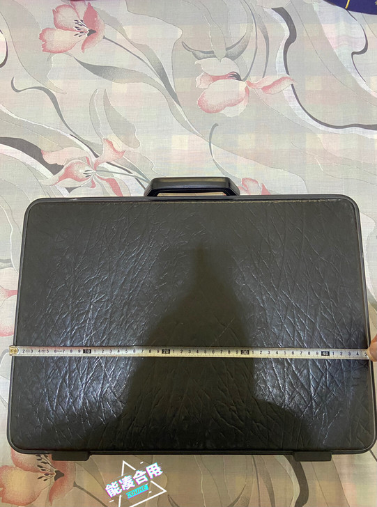 男士手提公文包,虽然旧但不影响使用,灰有点...