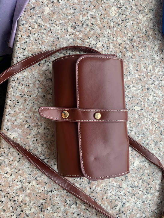 朋友送的包包 酒红色 背带可调节 容...