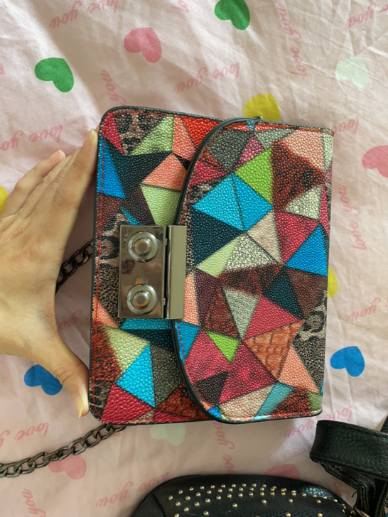 斜挎拼色小包，质感很好，五金有些掉色