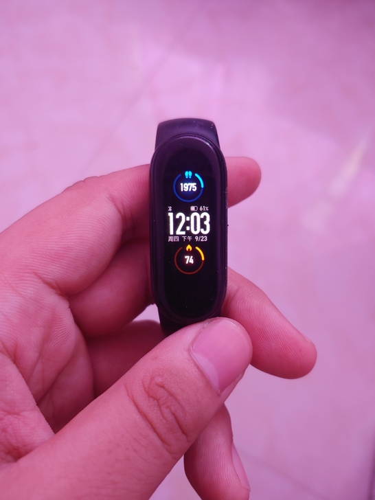小米手环5nfc版，蹭到墙上有了一点痕迹，...