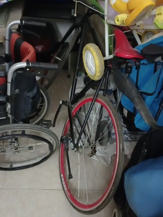 一架死飞，一架山地车，八成新，久了不骑灰尘...