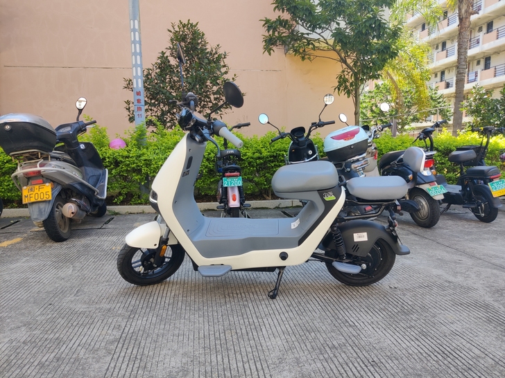 九号电动车A40，续航55公里。加装了挂钩...