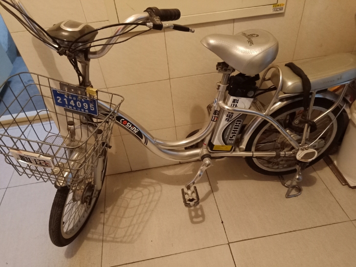 科迅锂电池电动车，八成新，发票全，有车牌。...