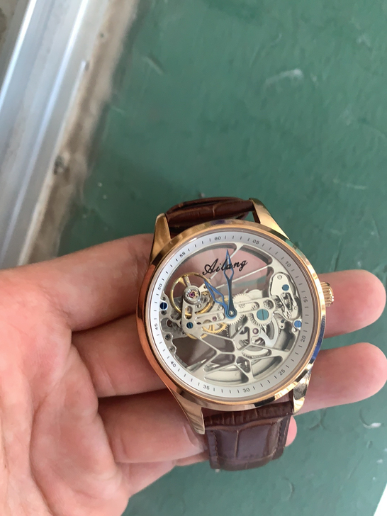 艾浪机械手表，盒子什么的全有，买来几乎没带...