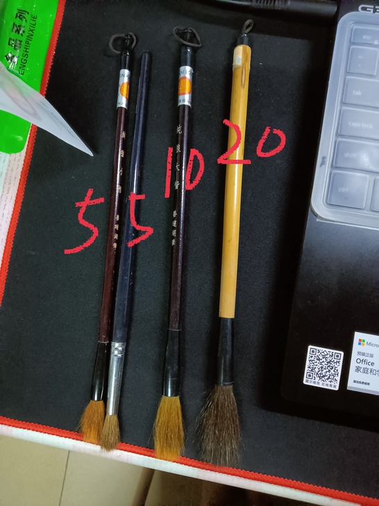 毛笔，最右边的那支笔杆有点点裂，不影响使用。