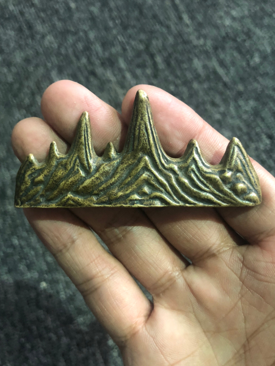 铜笔架一个，工艺不错，品相如图。