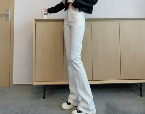白色微喇牛仔裤女春秋2021年秋冬新款高腰...