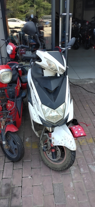 摩托车,踏板摩托车。