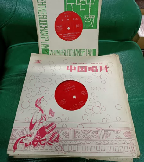 中国唱片 薄膜唱片 大的有19张，其中一个...