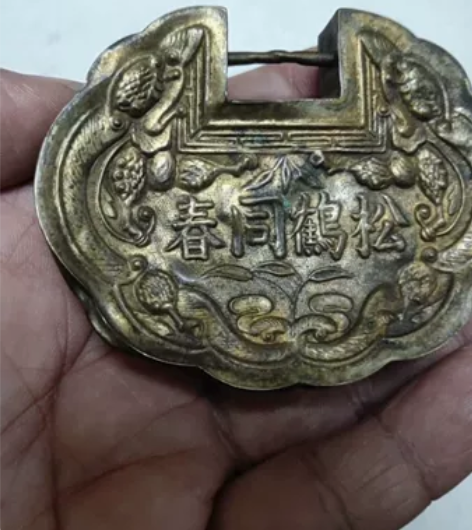 收到一个清代鎏金锁，工艺很好，品相如图。包...