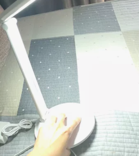 可调光护眼灯，全新 感兴趣的话点“我想要”...