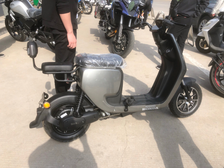 最具性价比电动车，新大洲本田SO7锂电车，...