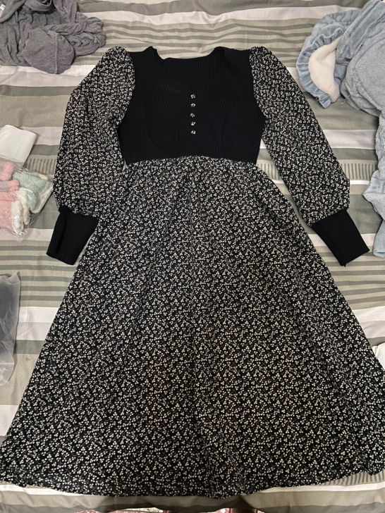 碎花裙，而且肩那里有点泡泡袖的感觉，穿上去...