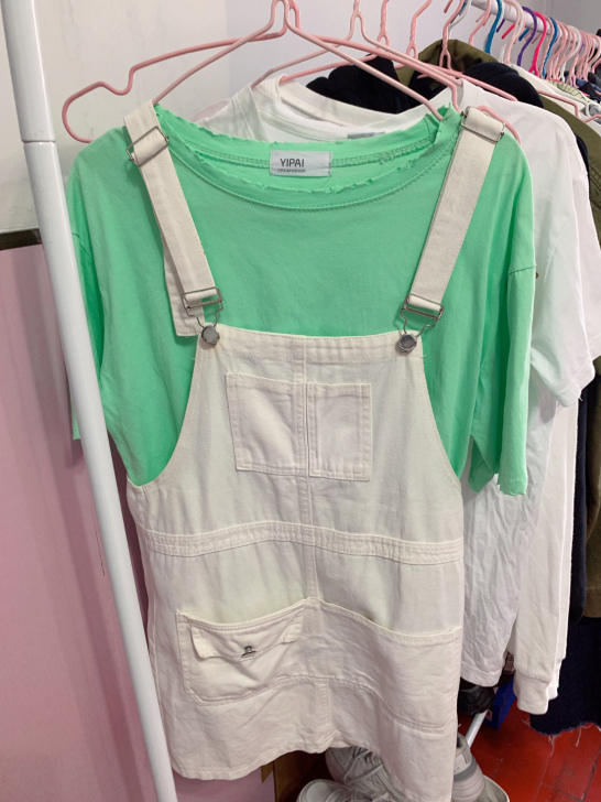 夏日清凉搭配,背带裙加短袖,整套出