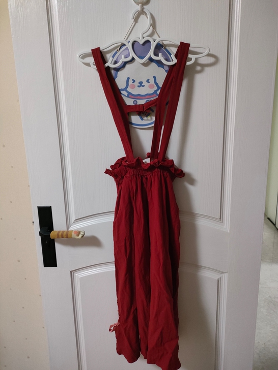 闲置红色背带裙