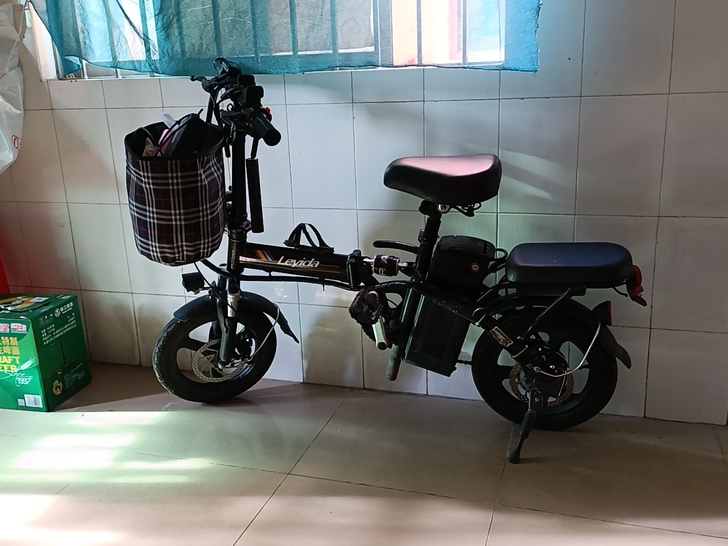 使用感受 :本人上下班自用充一次电可以跑一...