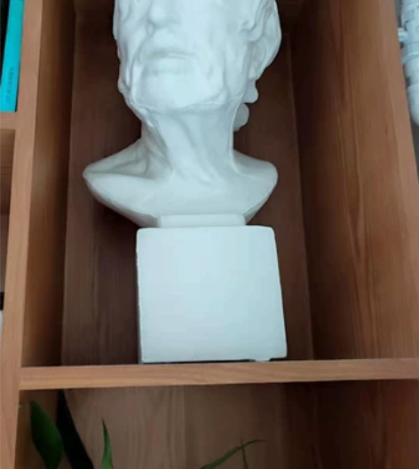 石膏头像20元一个，画架20元一个，石膏几...