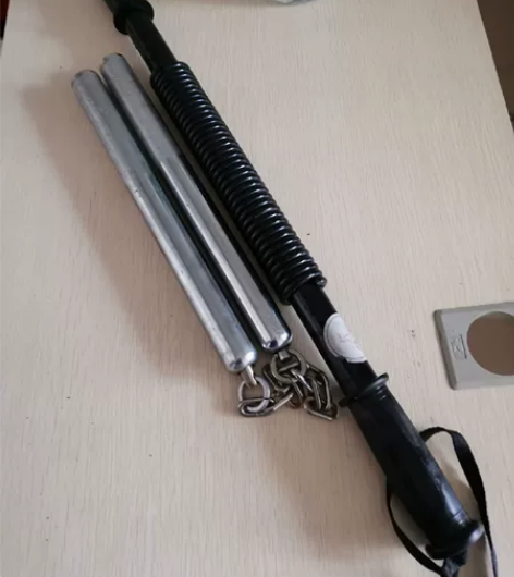 双截棍和臂力棒，臂力棒30公斤，两个15元...