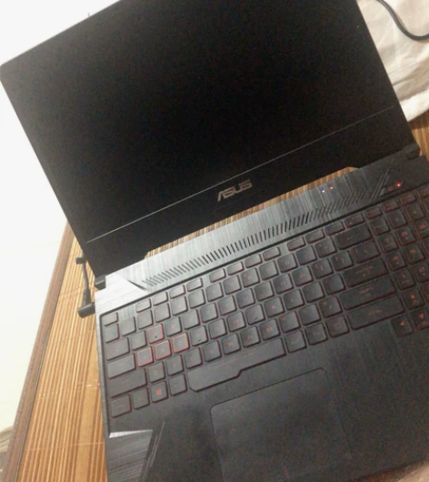 华硕飞行堡垒6。 8?256?1t 105...